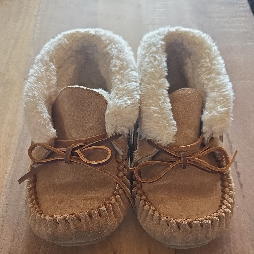 Minnetonka Kids Tan Moccasins with Fur Lining